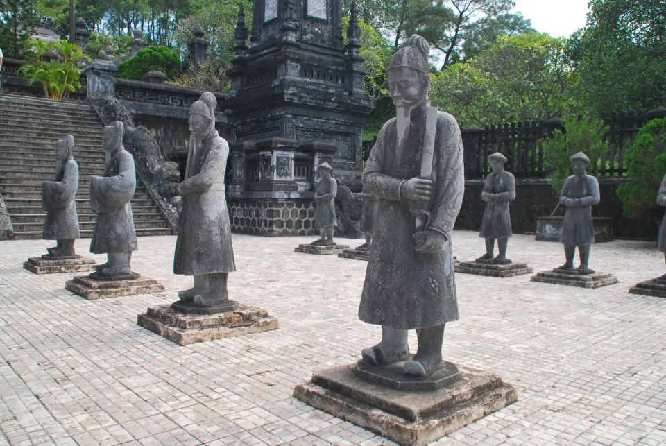 Thợ đang chạm khắc đá